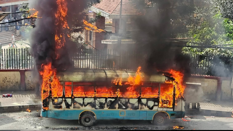काठमाडौंमा बसमा आगलागी :चालक जलेर घाइते